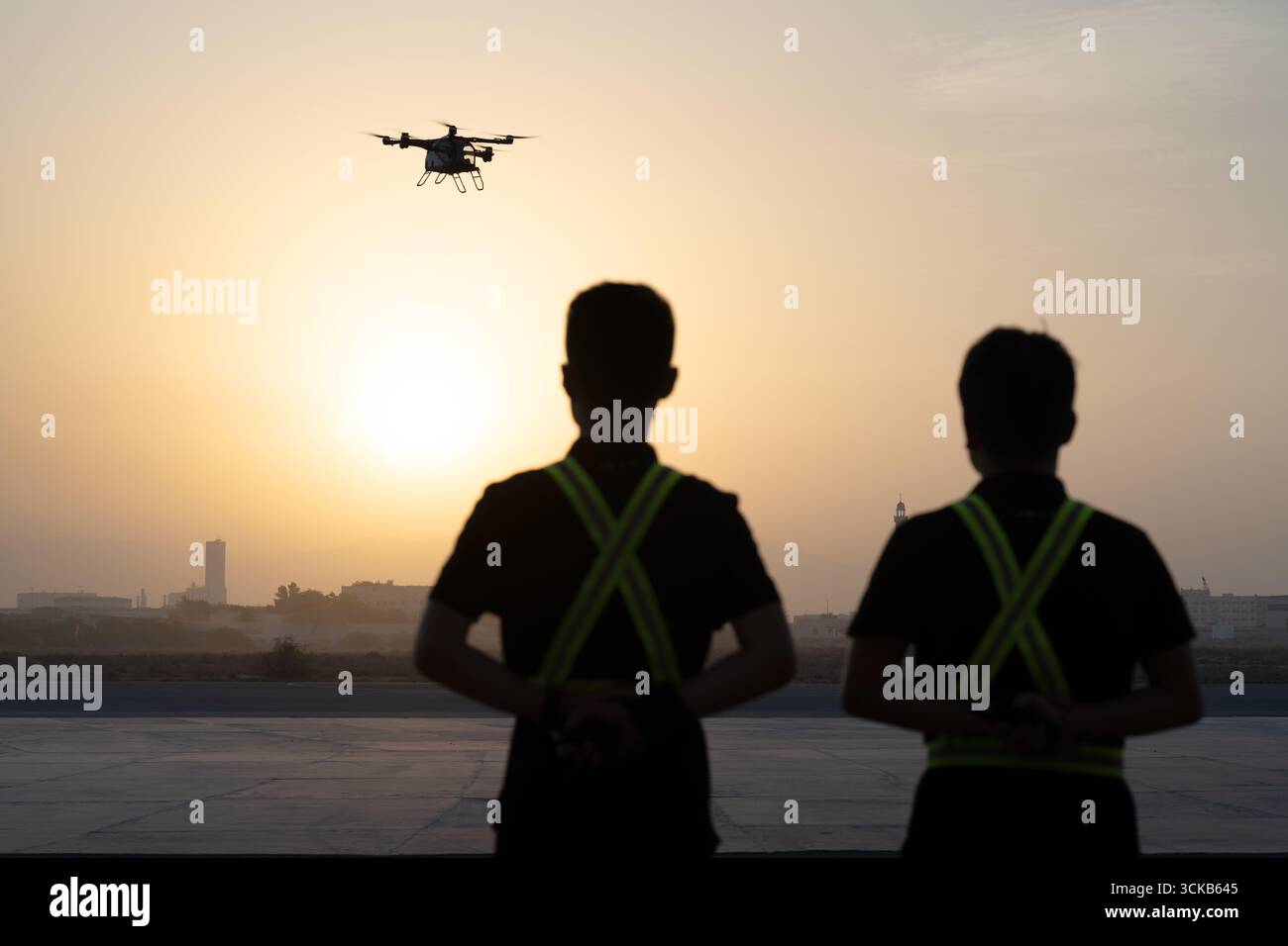 (250911) -- RAS AL KHAIMAH, 11 settembre 2025 (Xinhua) -- il "vettore aereo terrestre" è raffigurato durante una dimostrazione a Ras al Khaimah, negli Emirati Arabi Uniti (EAU), 10 settembre 2025. "Land Aircraft Carrier", un'auto volante sviluppata dalla compagnia cinese XPENG AEROHT, mercoledì ha ricevuto un permesso di volo speciale a Ras al Khaimah, l'emirato più settentrionale degli Emirati Arabi Uniti. (XPENG/handout tramite Xinhua) Foto Stock