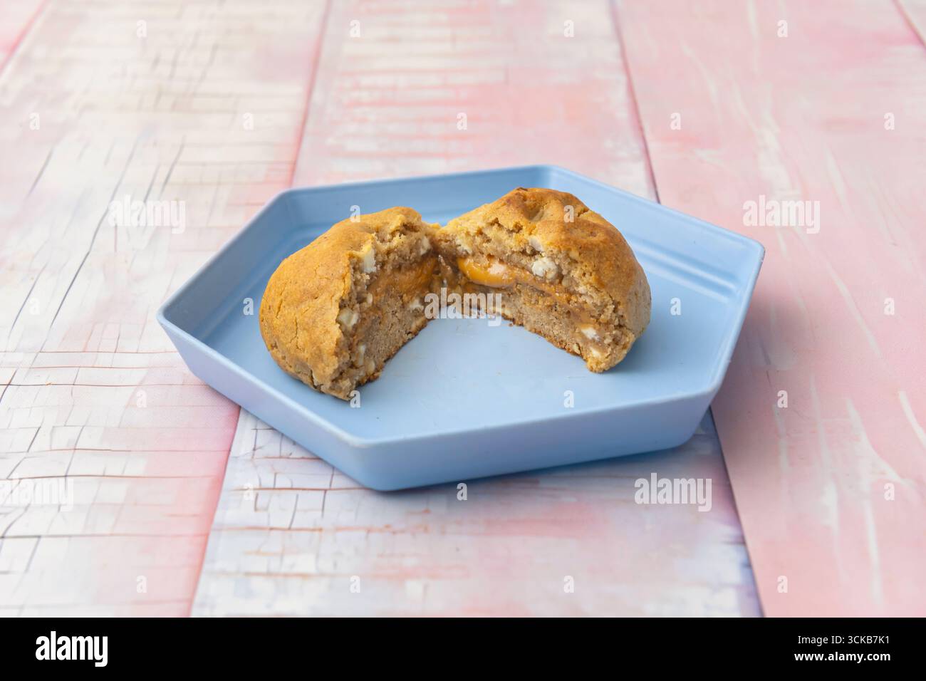 Biscotti al cioccolato e all'arancia con scorza d'arancia e gocce di cioccolato fondente, aroma di agrumi e aroma intenso di cioccolato Foto Stock