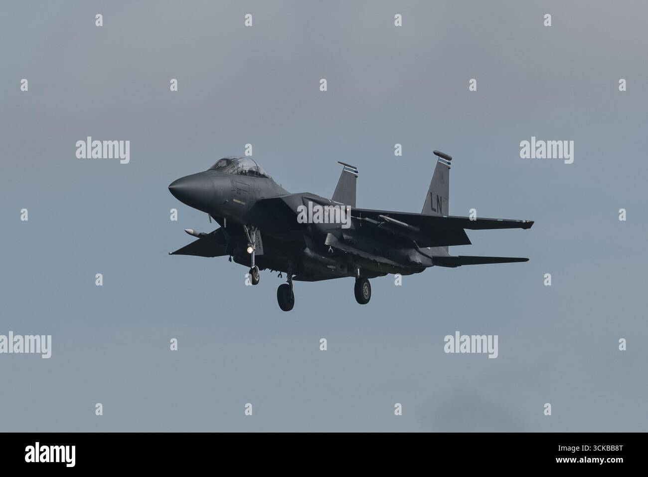 Gli F-15 Strike Eagles della United States Air Force atterrano a RAF Lakenheath per esercitazioni presso RAF Lakenheath, Regno Unito, 11 settembre 2025 (foto di Mark Cosgrove/News Images) Foto Stock