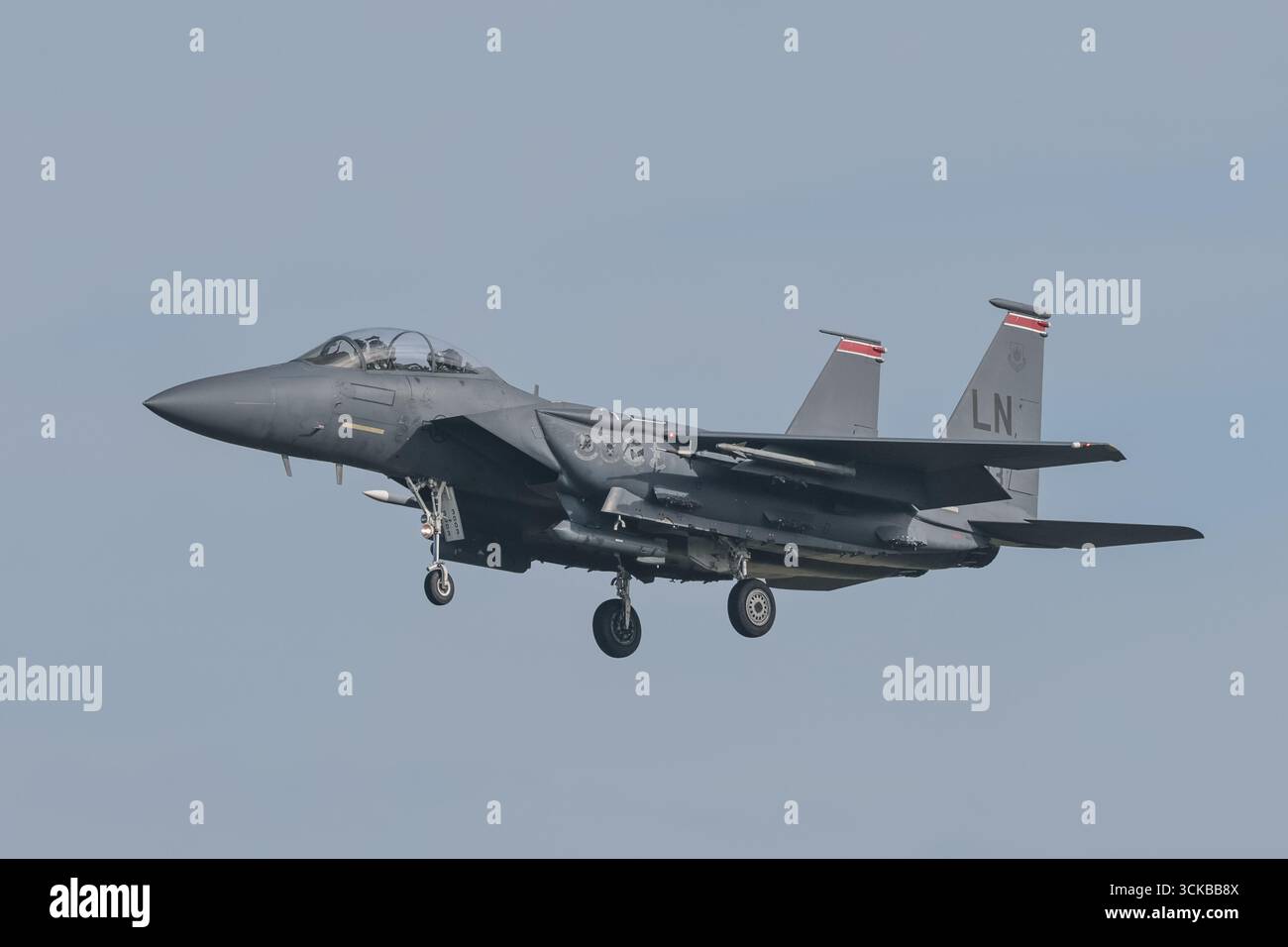 Gli F-15 Strike Eagles della United States Air Force atterrano a RAF Lakenheath per esercitazioni presso RAF Lakenheath, Regno Unito, 11 settembre 2025 (foto di Mark Cosgrove/News Images) Foto Stock