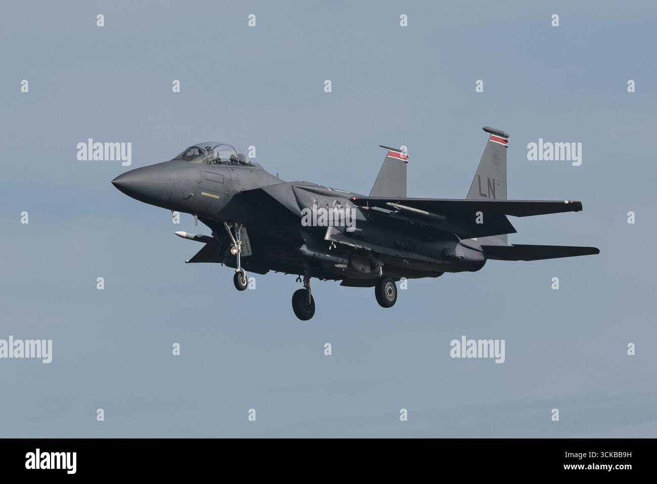 Gli F-15 Strike Eagles della United States Air Force atterrano a RAF Lakenheath per esercitazioni presso RAF Lakenheath, Regno Unito, 11 settembre 2025 (foto di Mark Cosgrove/News Images) Foto Stock