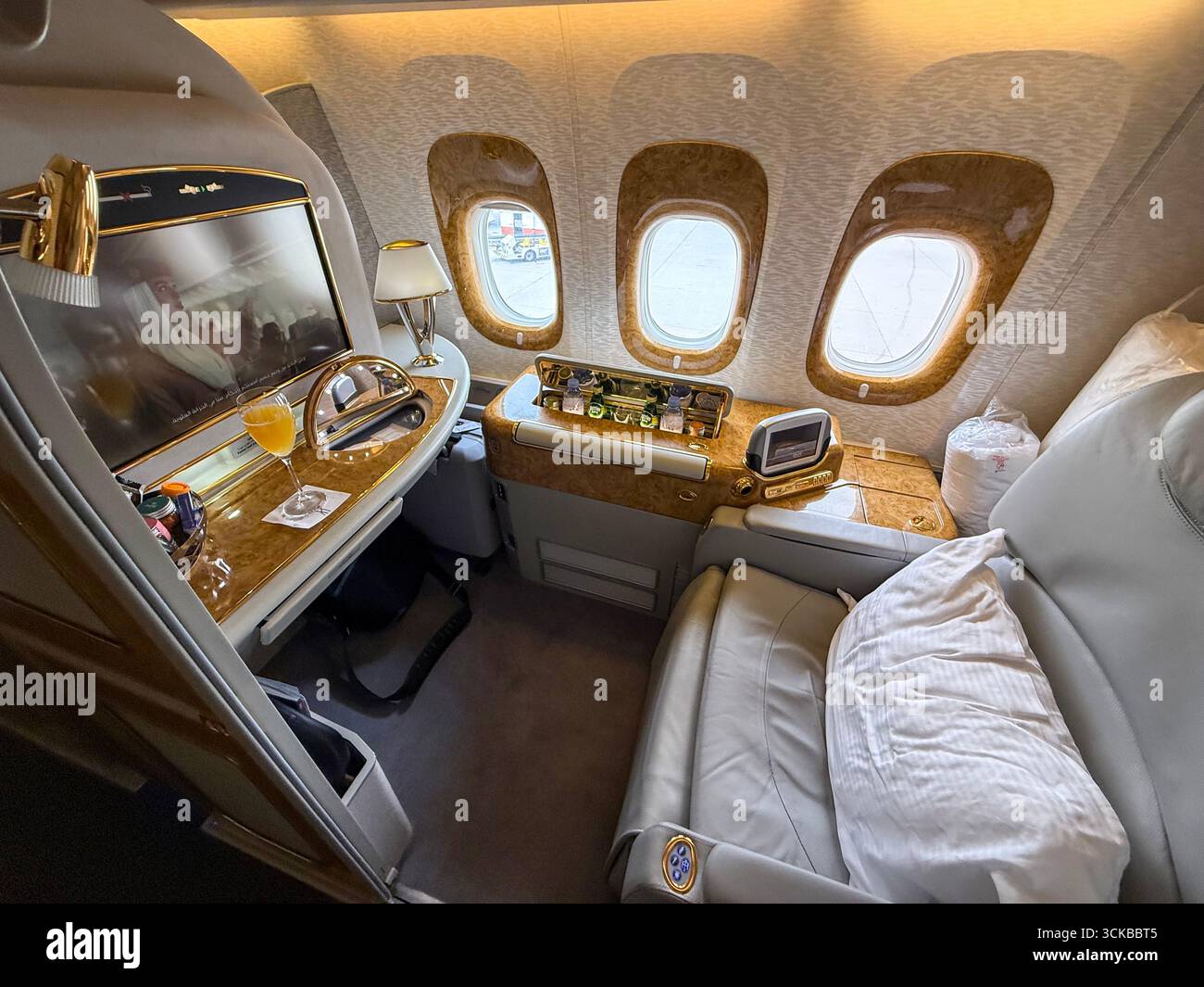 Un tavolo da pranzo a bordo di una cabina di prima classe del Boeing 777 con spazio sufficiente per aggiungere 2 o 3 posti a sedere Economy. - Immagine stock catturata con smartphone