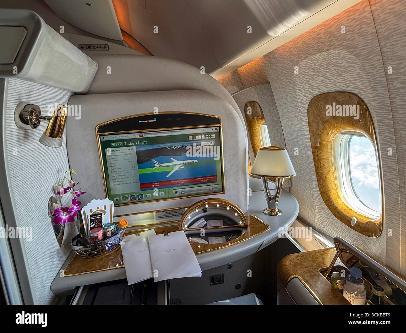 Un tavolo da pranzo a bordo di una cabina di prima classe del Boeing 777 con spazio sufficiente per aggiungere 2 o 3 posti a sedere Economy. - Immagine stock catturata con smartphone
