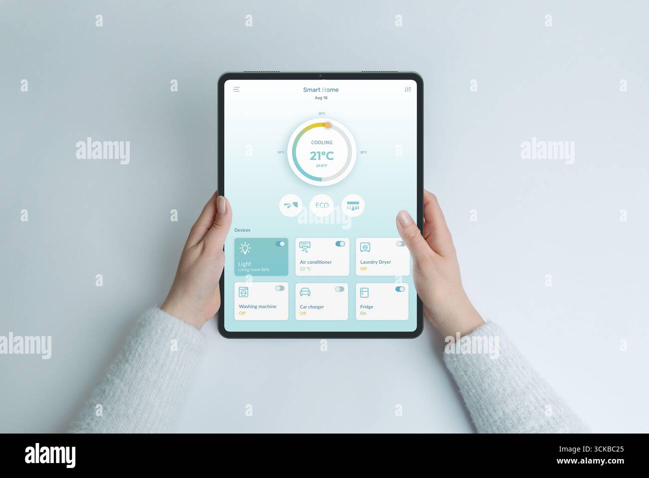 Schermo tablet con interfaccia Smart Home che mostra la modalità di raffreddamento, la temperatura e gli elettrodomestici connessi Foto Stock