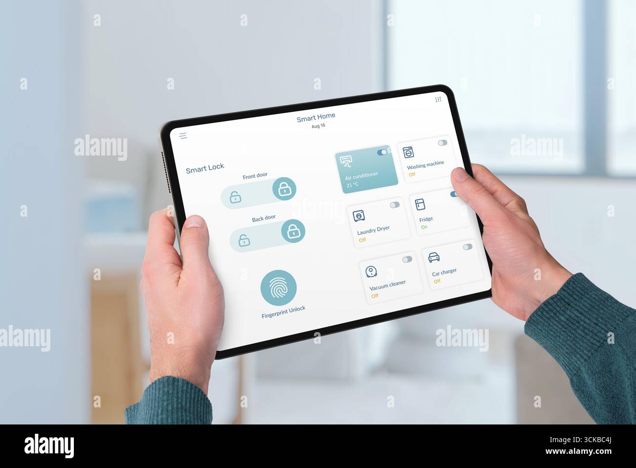 Persona che tiene il tablet con comandi di blocco intelligenti per la porta anteriore e posteriore Foto Stock