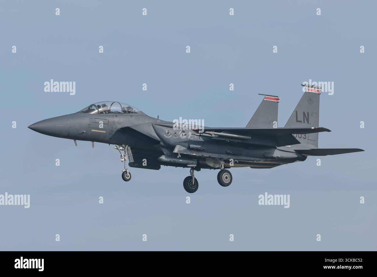 Gli F-15 Strike Eagles della United States Air Force atterrano alla RAF Lakenheath per esercitazioni presso la RAF Lakenheath, Regno Unito. 11 settembre 2025. (Foto di Mark Cosgrove/News Images) a Lakenheath, Regno Unito il 9/11/2025. (Foto di Mark Cosgrove/News Images/Sipa USA) credito: SIPA USA/Alamy Live News Foto Stock