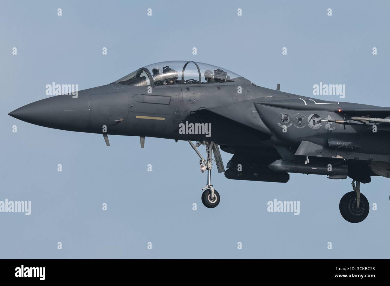 Gli F-15 Strike Eagles della United States Air Force atterrano alla RAF Lakenheath per esercitazioni presso la RAF Lakenheath, Regno Unito. 11 settembre 2025. (Foto di Mark Cosgrove/News Images) a Lakenheath, Regno Unito il 9/11/2025. (Foto di Mark Cosgrove/News Images/Sipa USA) credito: SIPA USA/Alamy Live News Foto Stock