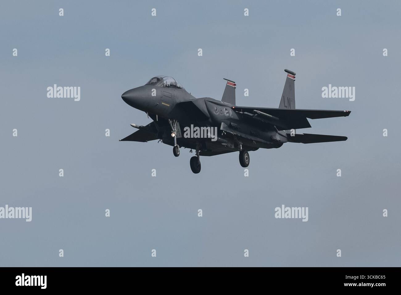 Gli F-15 Strike Eagles della United States Air Force atterrano alla RAF Lakenheath per esercitazioni presso la RAF Lakenheath, Regno Unito. 11 settembre 2025. (Foto di Mark Cosgrove/News Images) a Lakenheath, Regno Unito il 9/11/2025. (Foto di Mark Cosgrove/News Images/Sipa USA) credito: SIPA USA/Alamy Live News Foto Stock