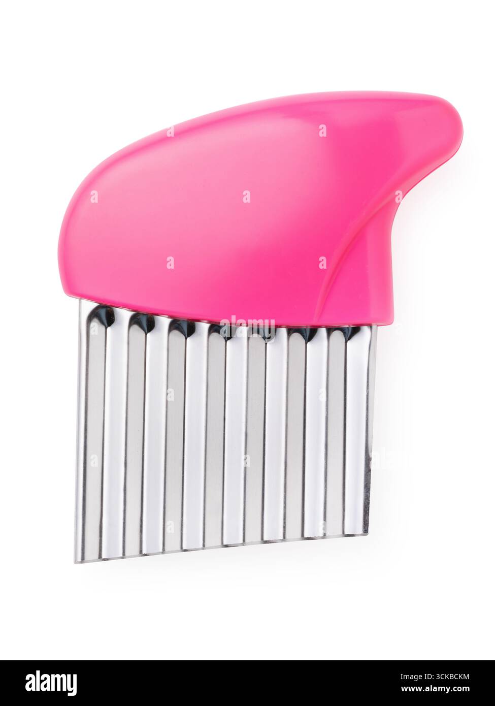 Un coltello ondulato con manico in acciaio inossidabile rosa per tagliare frutta e verdura, isolato su sfondo bianco Foto Stock