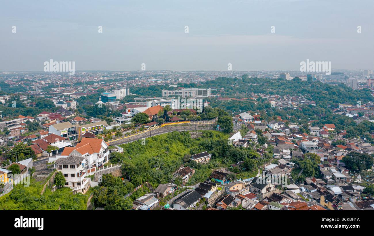 Vista aerea di un'area urbana densamente popolata con architettura mista. Foto Stock