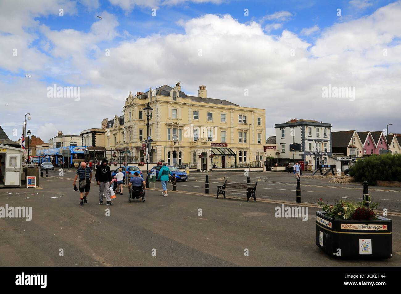 Strada trafficata sul lungomare di Burnham on Sea UK. Foto Stock