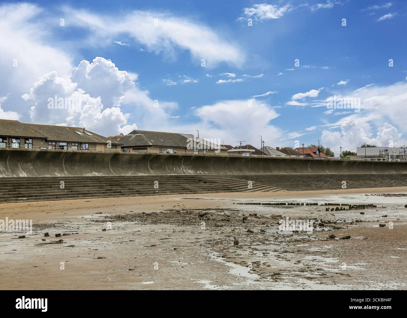 Spiaggia tranquilla durante la bassa marea a Burnham on Sea. Foto Stock