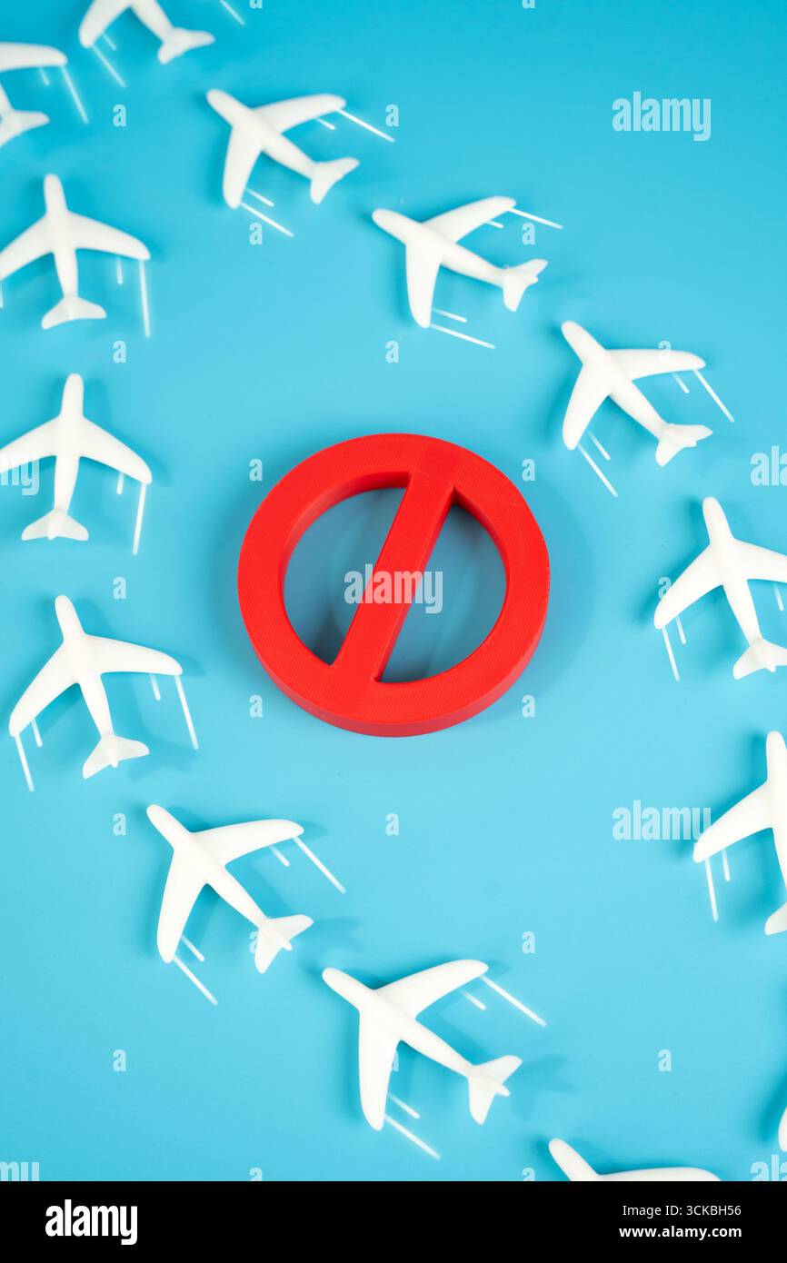 Gli aerei bypassano le zone aeree soggette a restrizioni. Costi aggiuntivi per sorvoli, sicurezza aerea, tensioni geopolitiche, cambiamenti di rotta di volo, spese di carburante, Foto Stock
