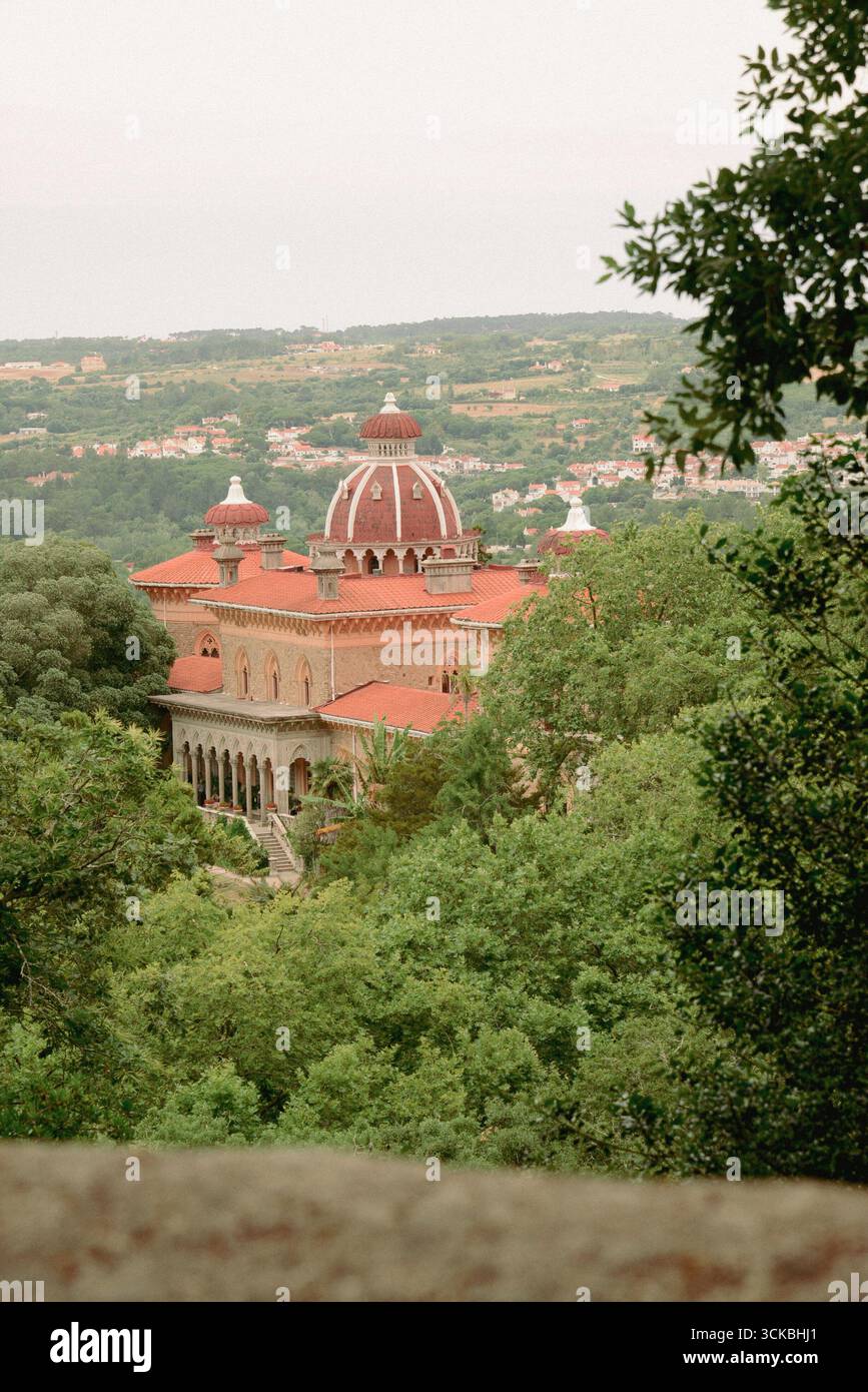 Vista del Palazzo di Monserrate, una tenuta romantica del XIX secolo con elementi architettonici moreschi e gotici, circondata da giardini a Sintra, Portogallo Foto Stock