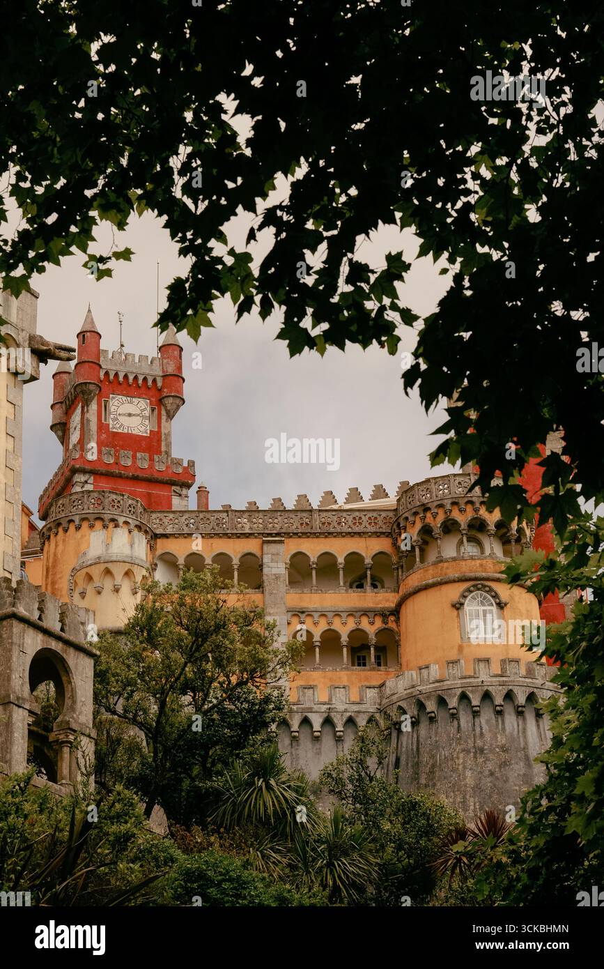 Vista dell'iconica torre dell'orologio rosso del Palácio da pena a Sintra, in Portogallo, patrimonio dell'umanità dell'UNESCO. Foto Stock