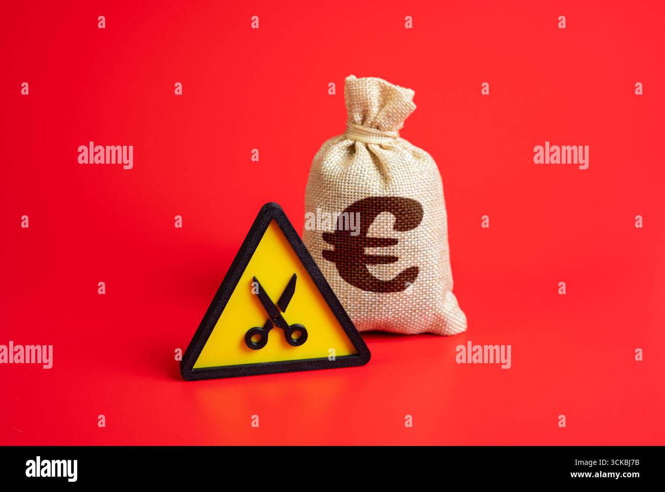 Borsa in euro con budget ridotto. Simbolo di austerità, inasprimento fiscale e programmi di salvataggio. Adatto per la politica governativa, la gestione del debito, e. Foto Stock