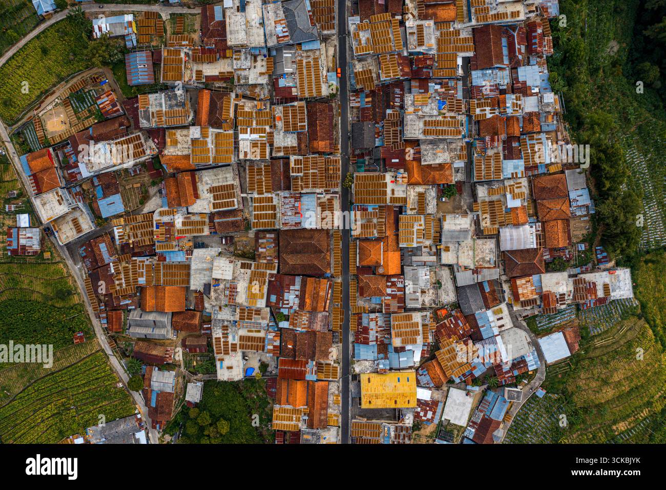 Vista aerea di un'area urbana densamente popolata con tetti colorati e stradine strette Foto Stock