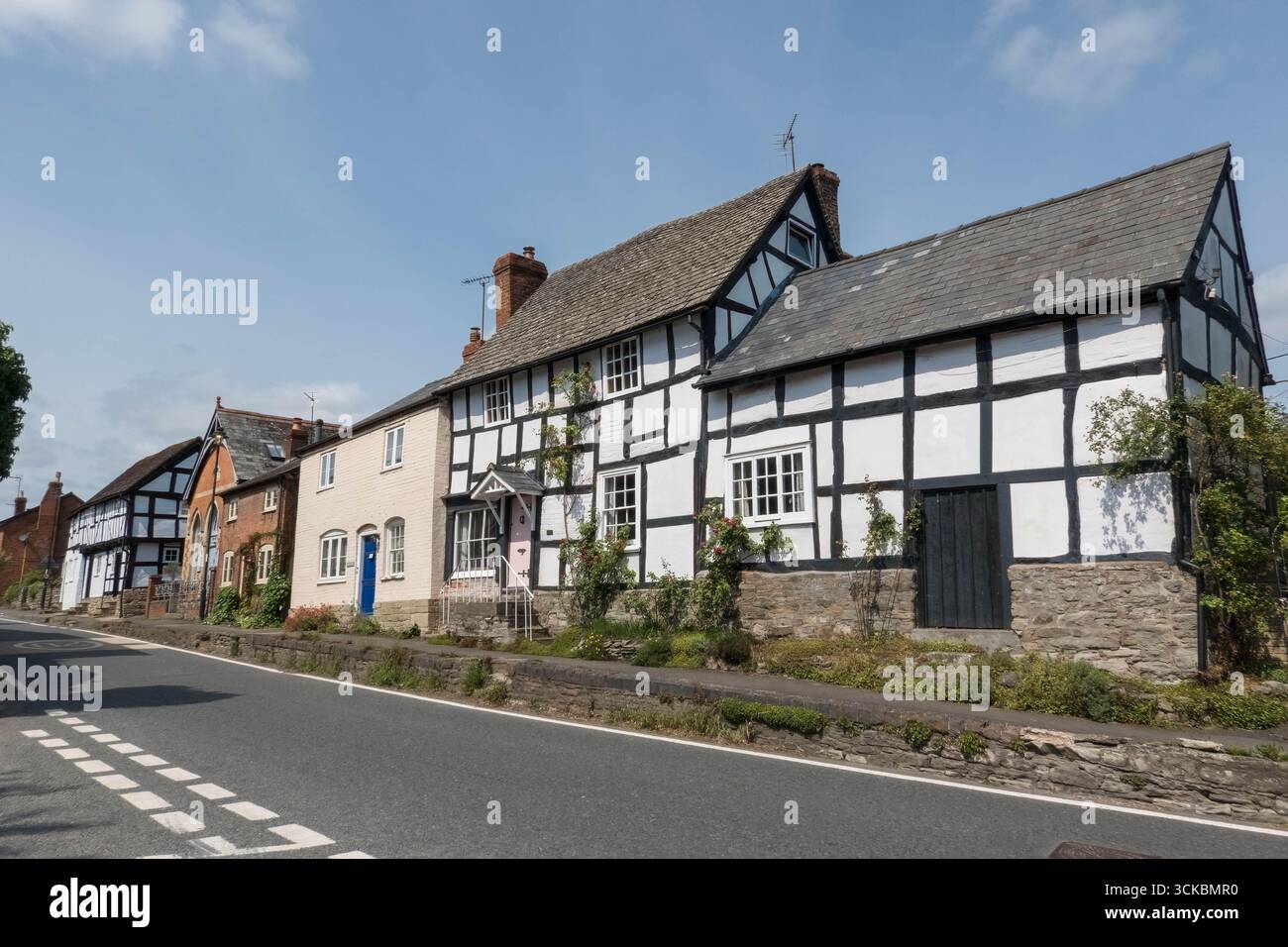Storico cottage in legno lungo il Black and White Trail a Pembridge, Herefordshire, Regno Unito. Agosto 2025 Foto Stock
