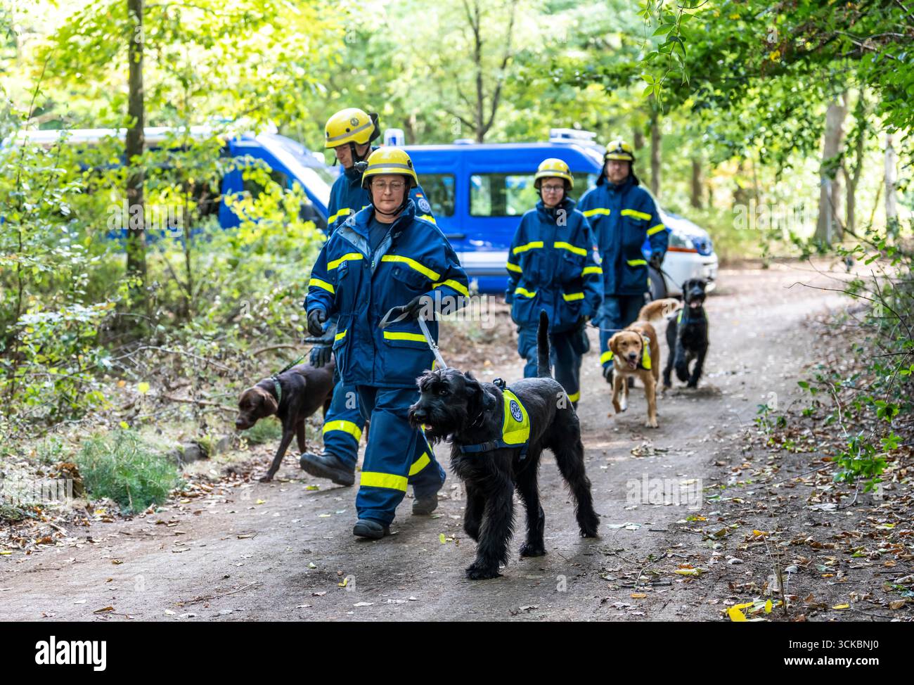 I gestori di cani con cani di soccorso del gruppo specializzato in localizzazione si preparano all'azione. I cani da sniffer hanno il compito di localizzare le persone in bui collassato Foto Stock