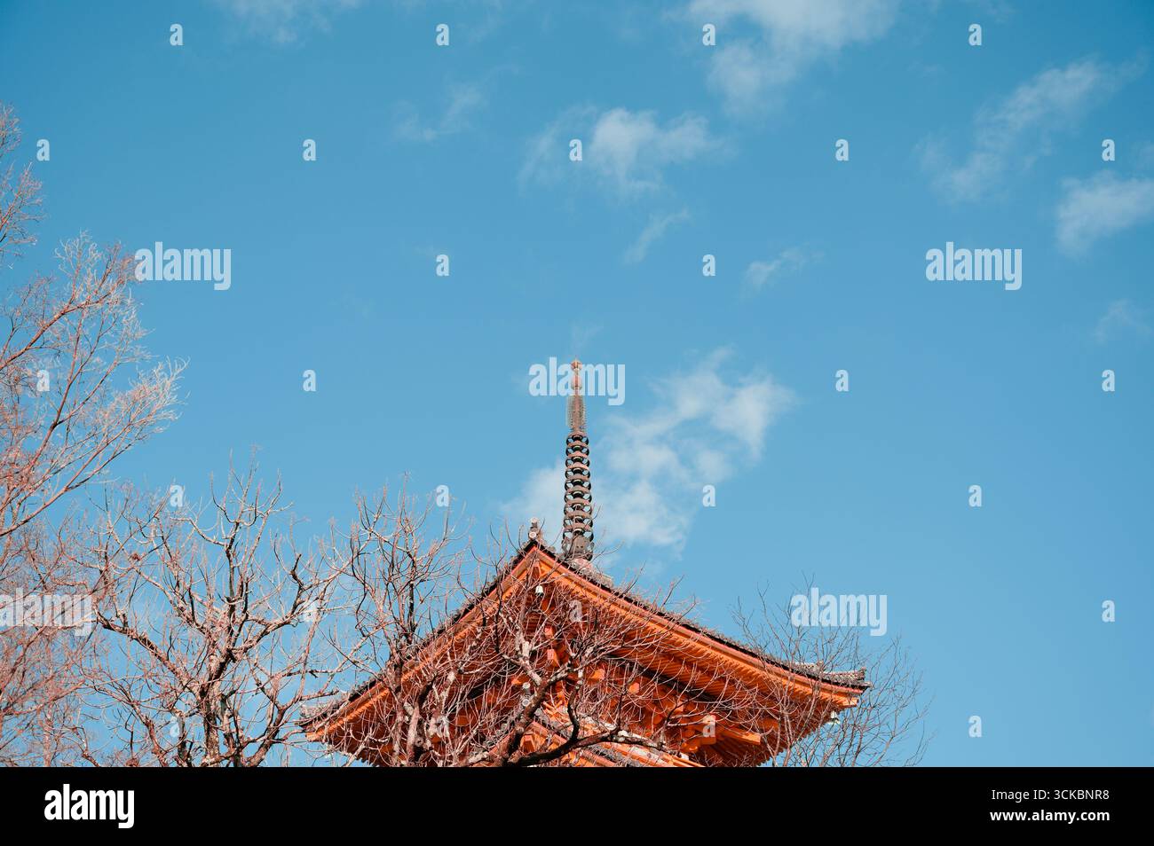 La guglia ornata della Pagoda Koyasu-no-to, incorniciata da un cielo blu brillante di Kyoto Foto Stock