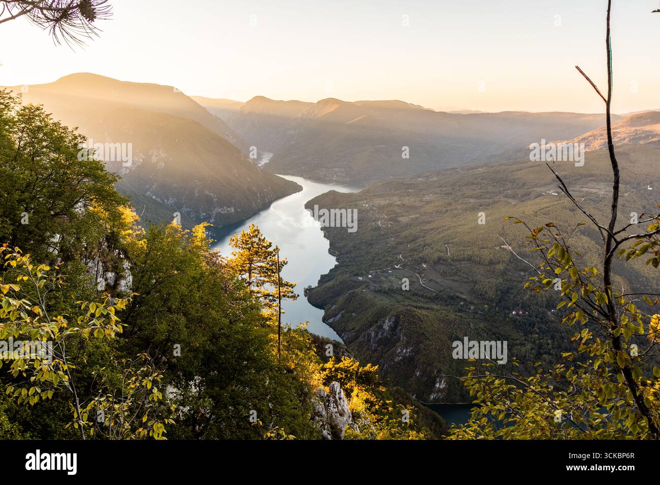 Vista al tramonto della valle del fiume Drina tra Serbia e Bosnia ed Erzegovina dal punto panoramico Banjska Stena nel Parco Nazionale di Tara Foto Stock