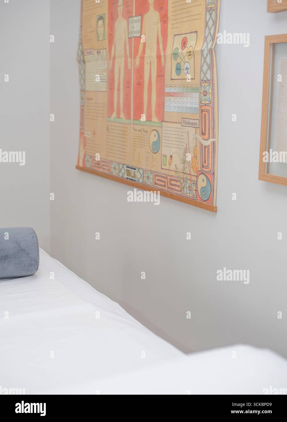 Sala trattamento con arredi minimali e tonalità neutre. Foto Stock