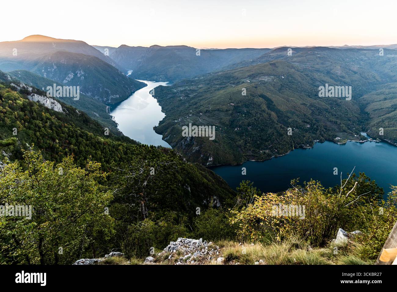 Vista al tramonto della valle del fiume Drina tra Serbia e Bosnia ed Erzegovina dal punto panoramico Banjska Stena nel Parco Nazionale di Tara Foto Stock