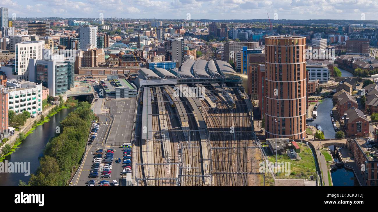 Vista aerea panoramica della stazione di Leeds City con binari ferroviari, grattacieli moderni e skyline. Foto Stock