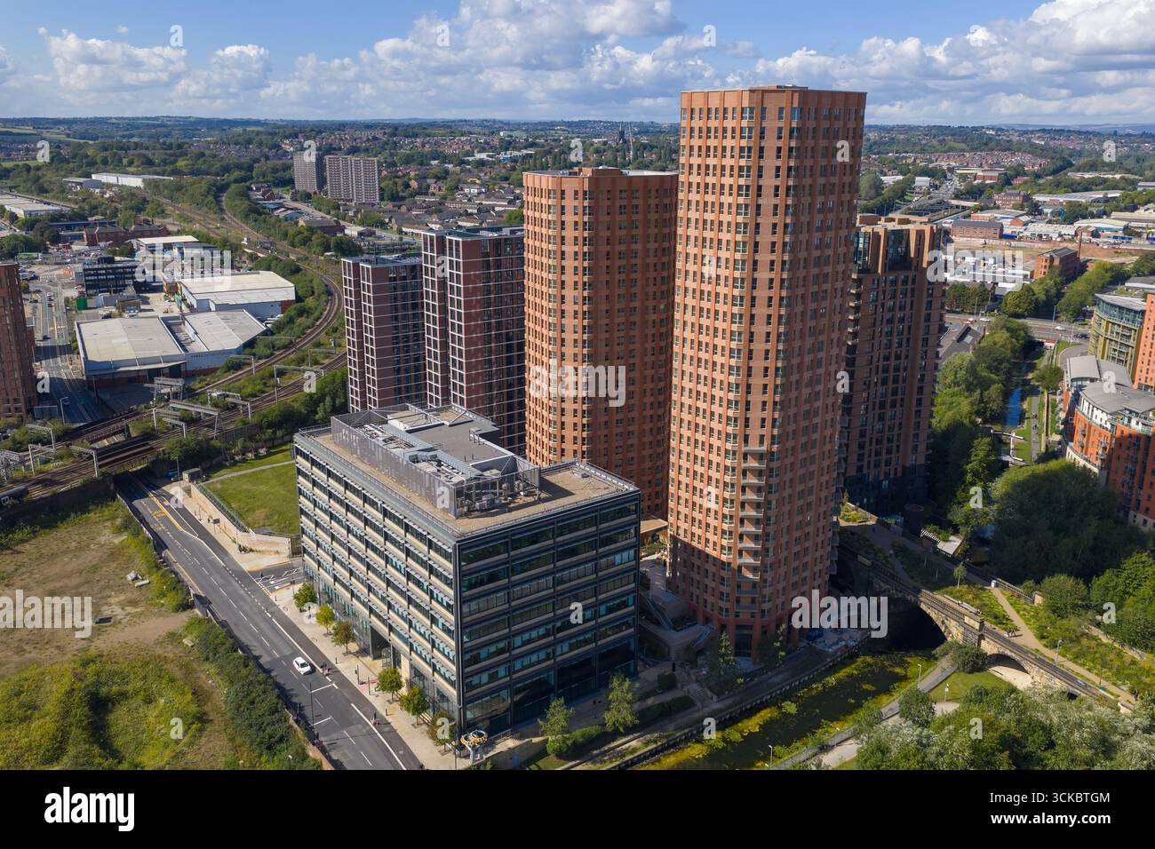 Vista aerea dei moderni e alti appartamenti a Leeds, West Yorkshire, con il fiume Aire visibile sotto. Foto Stock