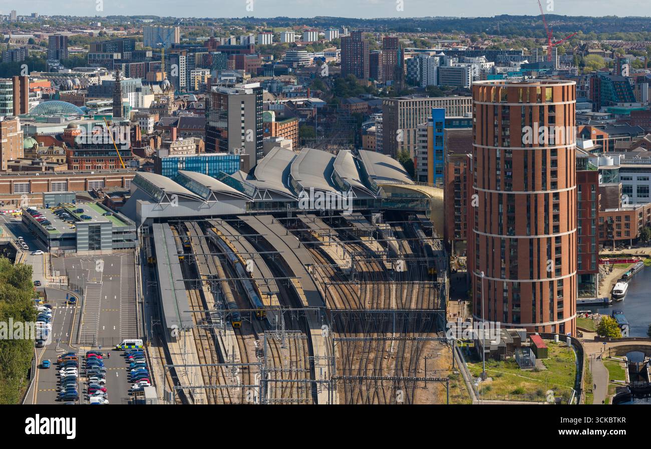 Vista aerea della stazione di Leeds City con i binari ferroviari e dei moderni grattacieli circostanti nel West Yorkshire, Inghilterra. Foto Stock
