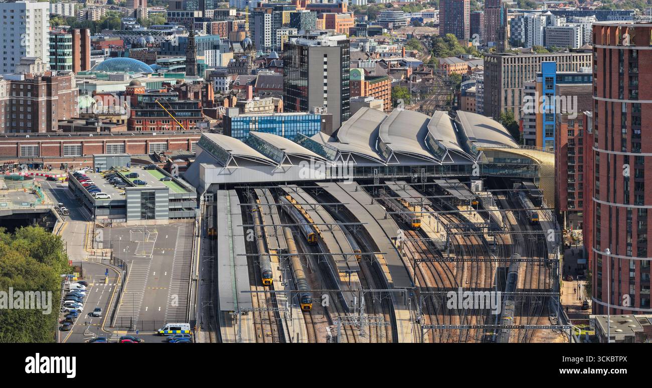 Vista aerea della stazione di Leeds City con i binari ferroviari e dei moderni grattacieli circostanti nel West Yorkshire, Inghilterra. Foto Stock