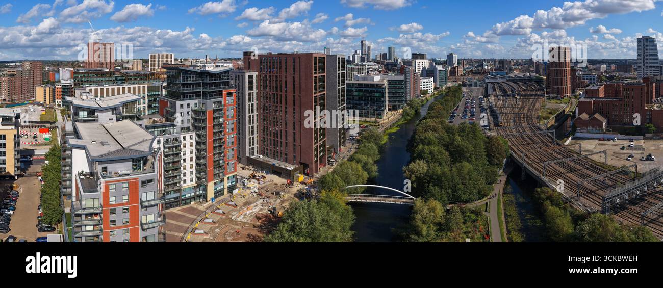Vista aerea panoramica della stazione di Leeds City con binari ferroviari, grattacieli moderni e skyline. Foto Stock