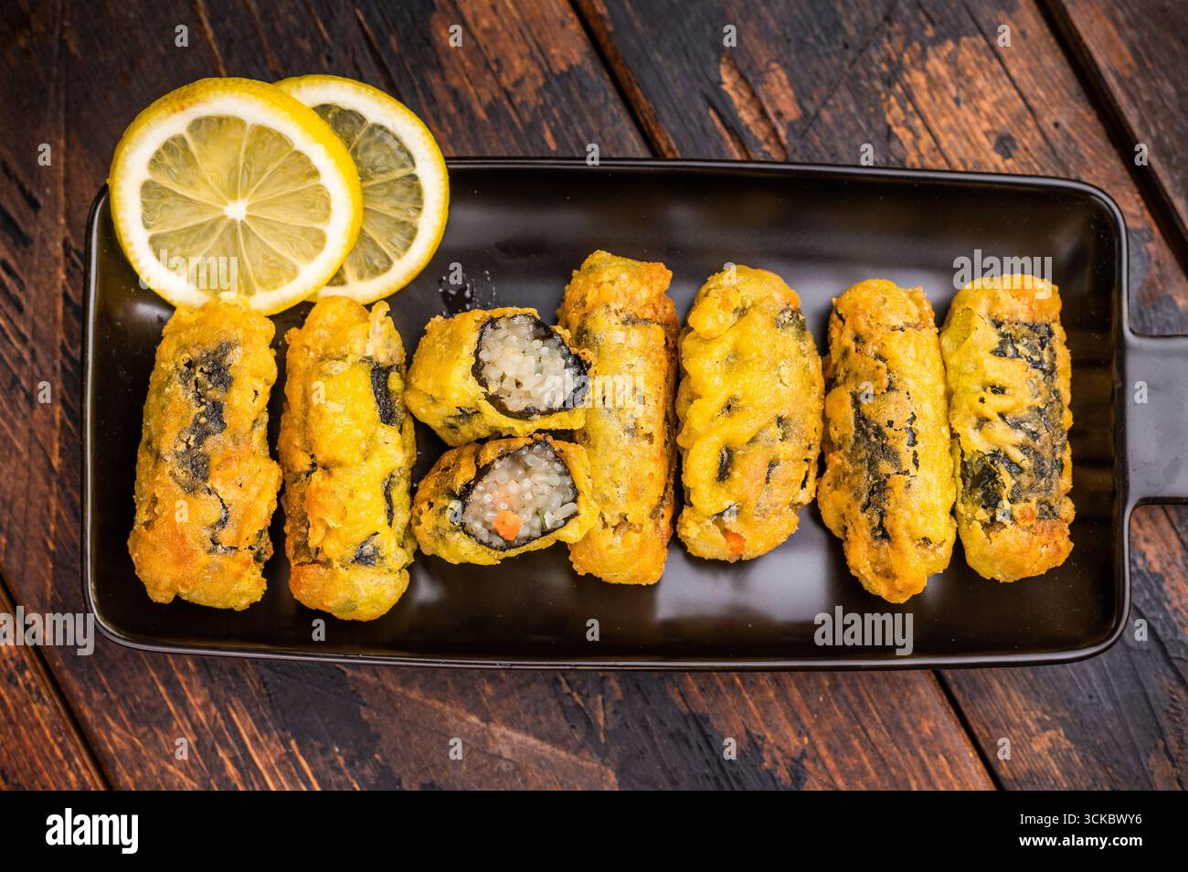 Nori Roll Gimmari, Kimmari Korean snack con pollo macinato e involtino di alghe marine. sfondo in legno. vista dall'alto. Foto Stock