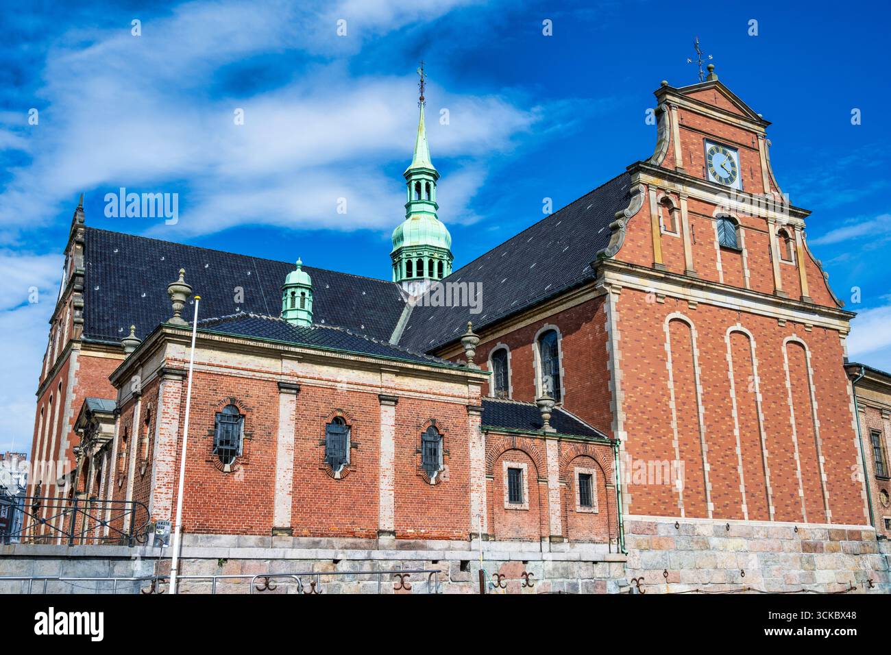 Holmen Church sulla riva del canale nel centro di Copenaghen, Danimarca, Nord Europa Foto Stock