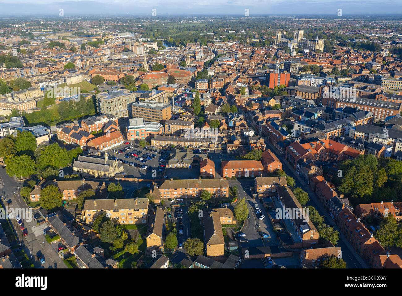 Immagine aerea di York con York Minster, tetti storici ed edifici moderni in contrasto all'alba. Foto Stock
