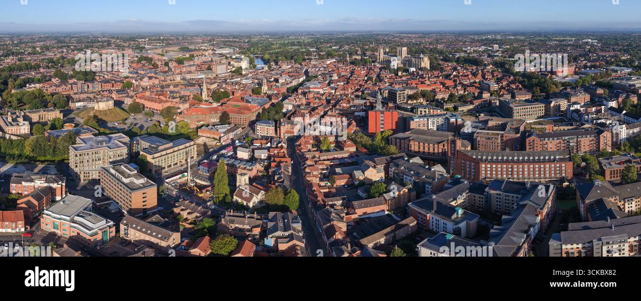 Immagine aerea panoramica di York con York Minster, tetti storici ed edifici moderni in contrasto all'alba. Foto Stock