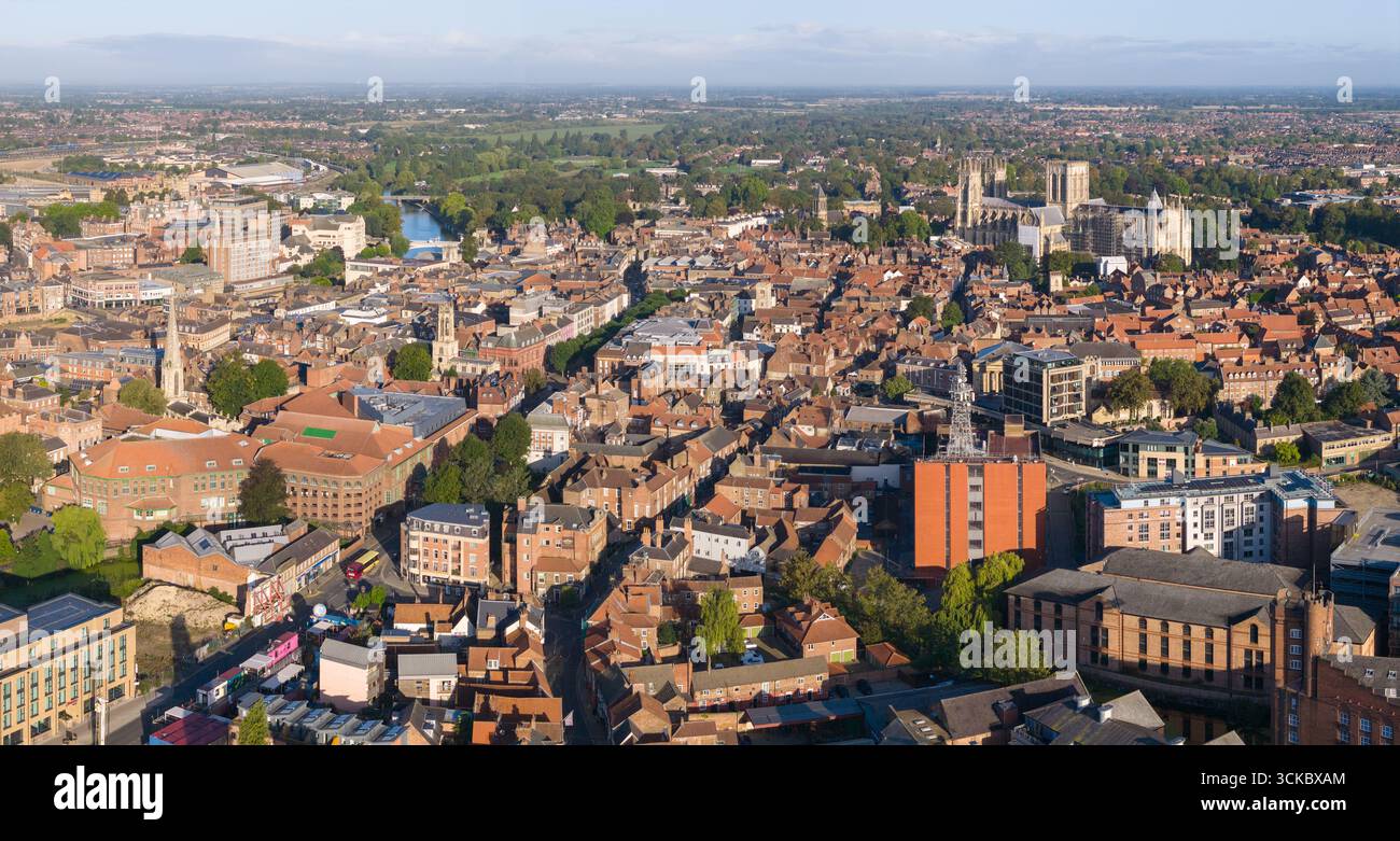 Immagine aerea panoramica di York con York Minster, tetti storici ed edifici moderni in contrasto all'alba. Foto Stock