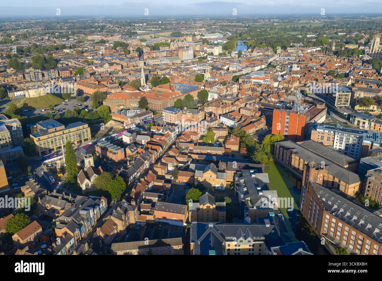 Immagine aerea di York con York Minster, tetti storici ed edifici moderni in contrasto all'alba. Foto Stock