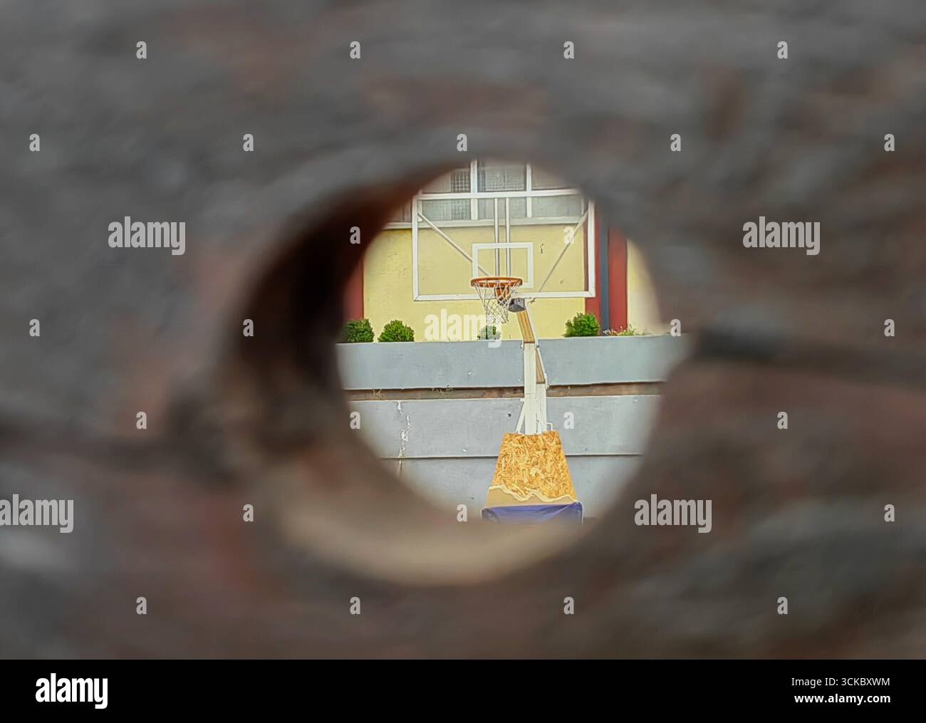 Target per lavagna in vetro: Pallacanestro minimalista. Prospettiva creativa. Foto Stock