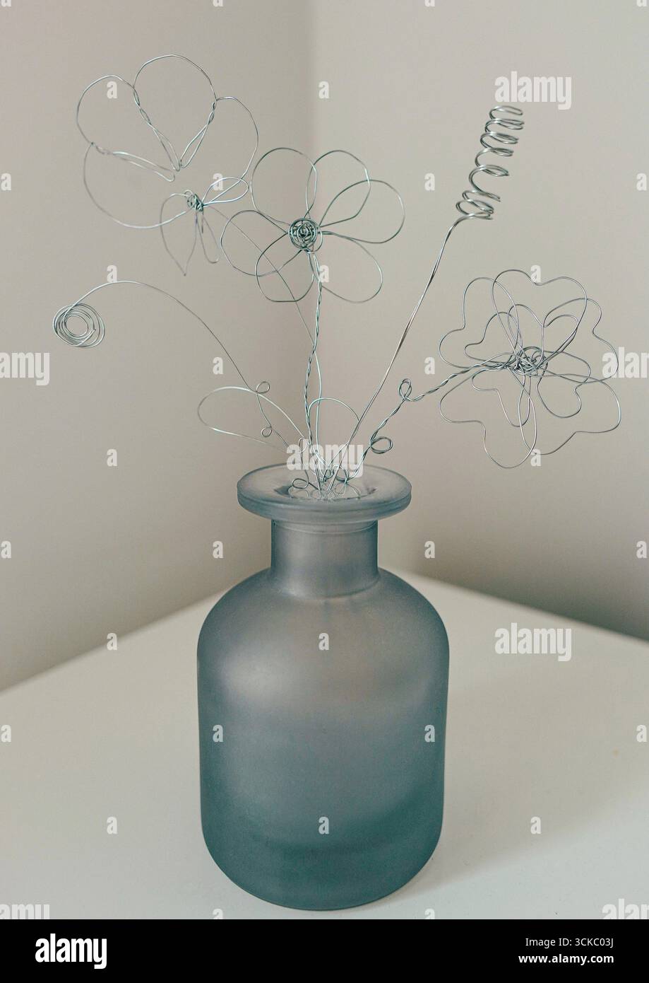 Vaso con fiori decorativi Foto Stock