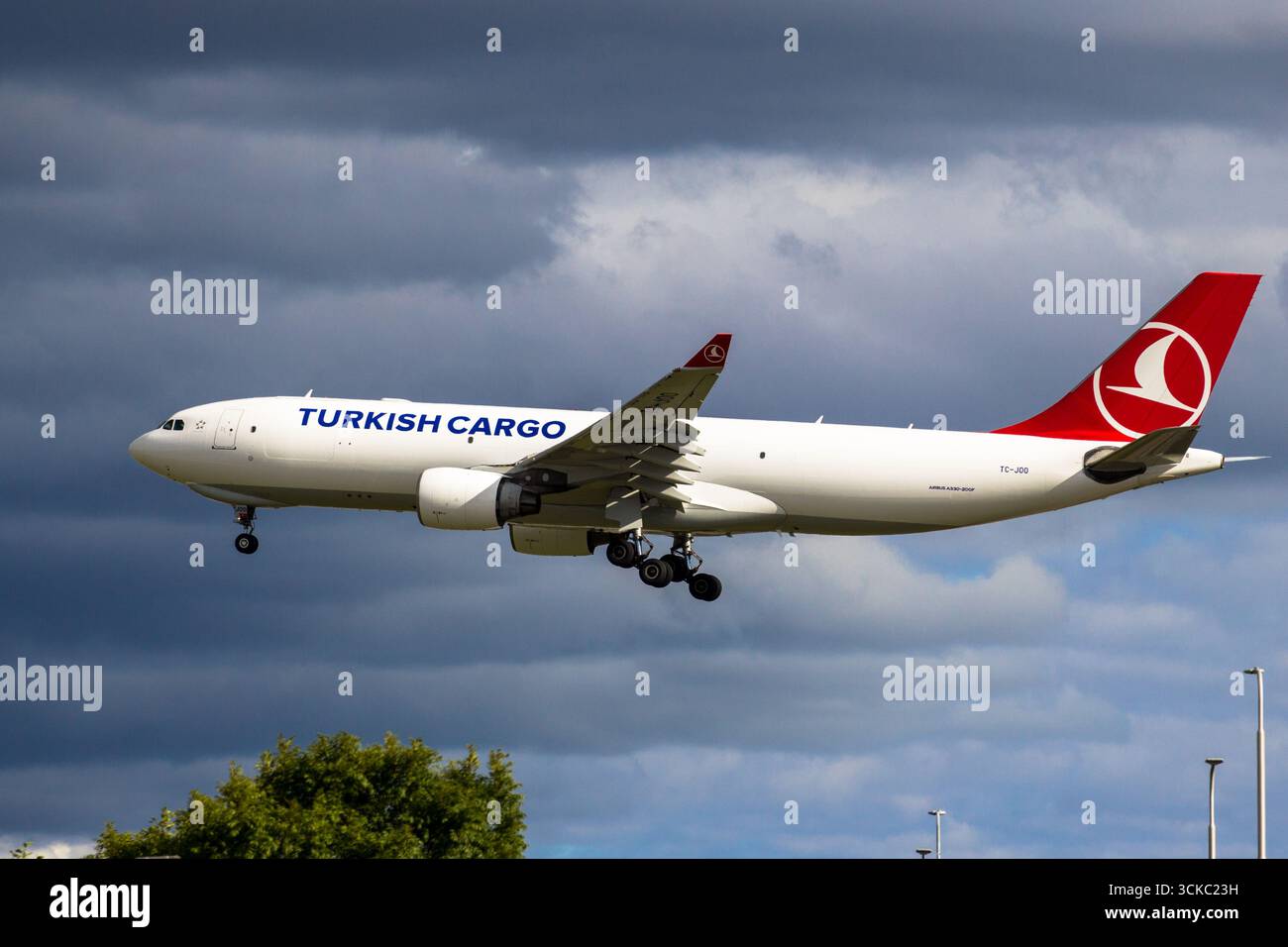 2025.08.23, Turkish Cargo Airbus A330-200F atterrando alla pista 06 dell'aeroporto di Amsterdam Schiphol, Schiphol, Paesi Bassi Foto Stock