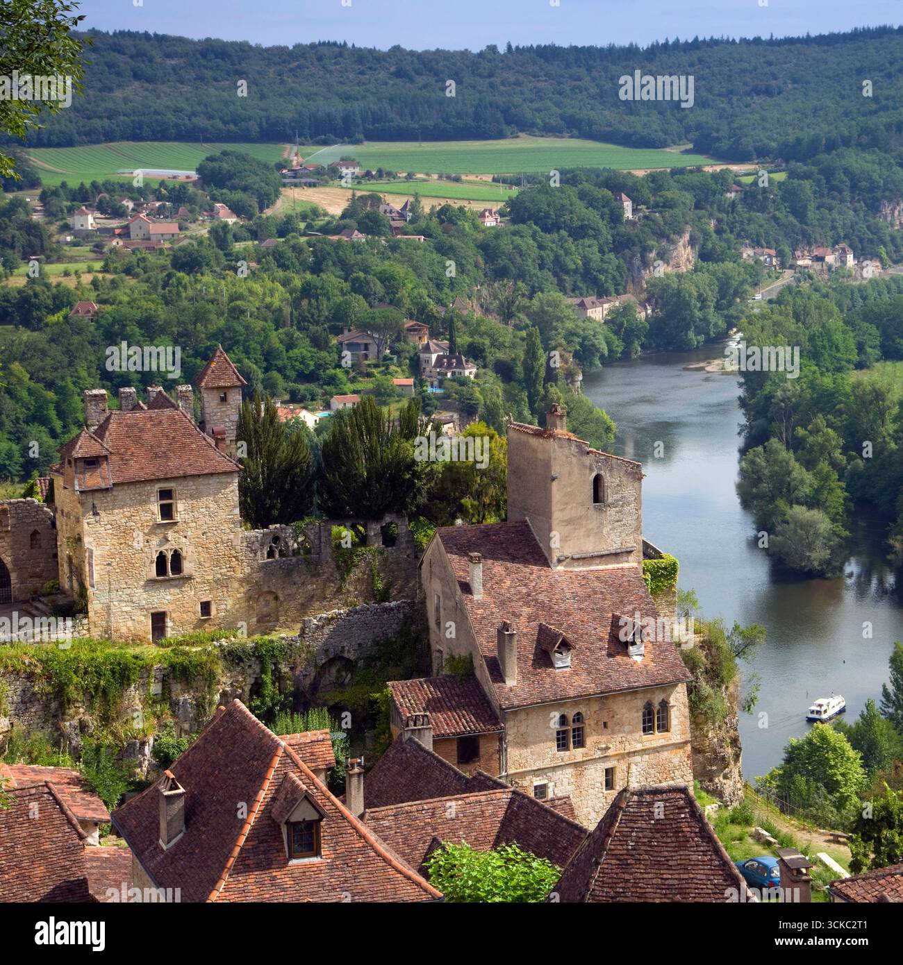 L'Europa, Francia, Midi Pirenei, Lot, 46, St Cirq Lapopie, storico clifftop village attrazione turistica Foto Stock