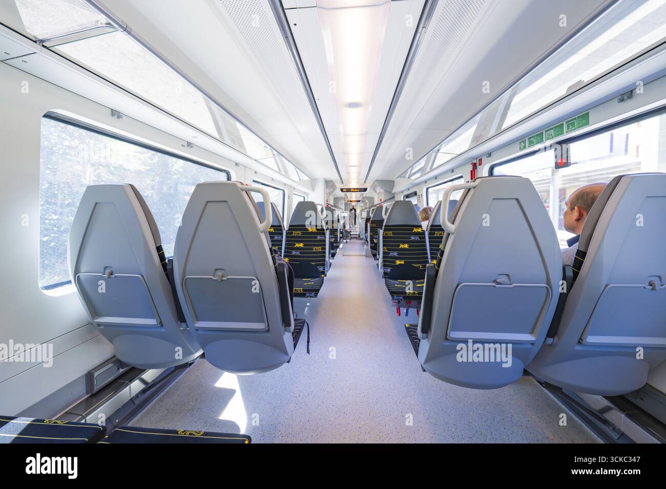 Compartimenti ferroviari spaziosi e moderni con file di posti vicino al finestrino, treno elettrico a batteria con elettricità verde, Siemens Mireo Plus B, Freudenstadt, G. Foto Stock