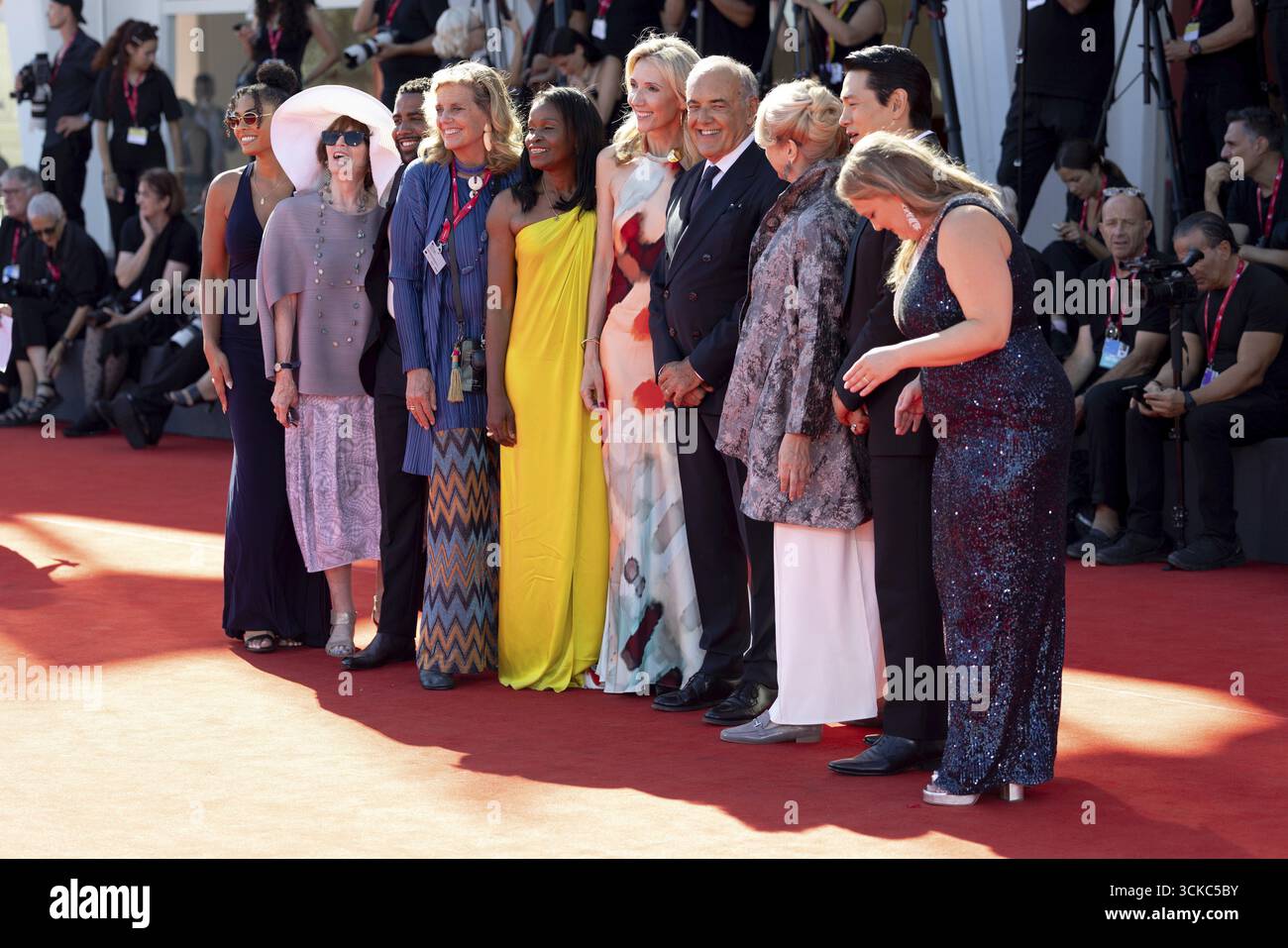 Venezia, Italia - 3 settembre 2025: Jharrel Jerome, Geralyn Dreyfous, Misan Sagay, Helen Hoehne, ospite, Teo Yoo, Danielle Turkov durante il Red Carpet o Foto Stock