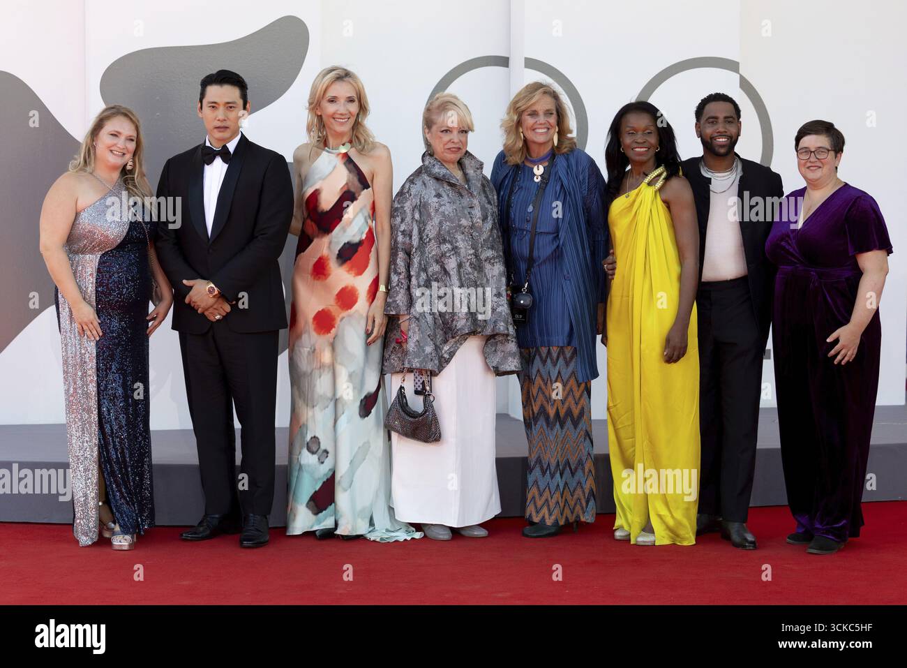 Venezia, Italia - 3 settembre 2025: Danielle Turkov, Teo Yoo, Helen Hoehne, guest, Geralyn Dreyfous, Misan Sagay, Jharrel Jerome e ospite durante il re Foto Stock