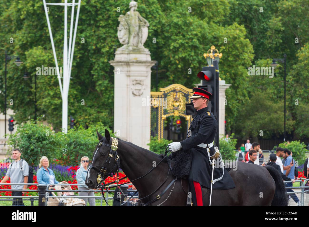 Capitano della Guardia vitale del Re in sella al Mall, City of Westminster, Londra, Inghilterra. Cultura inglese. Tradizione militare Foto Stock