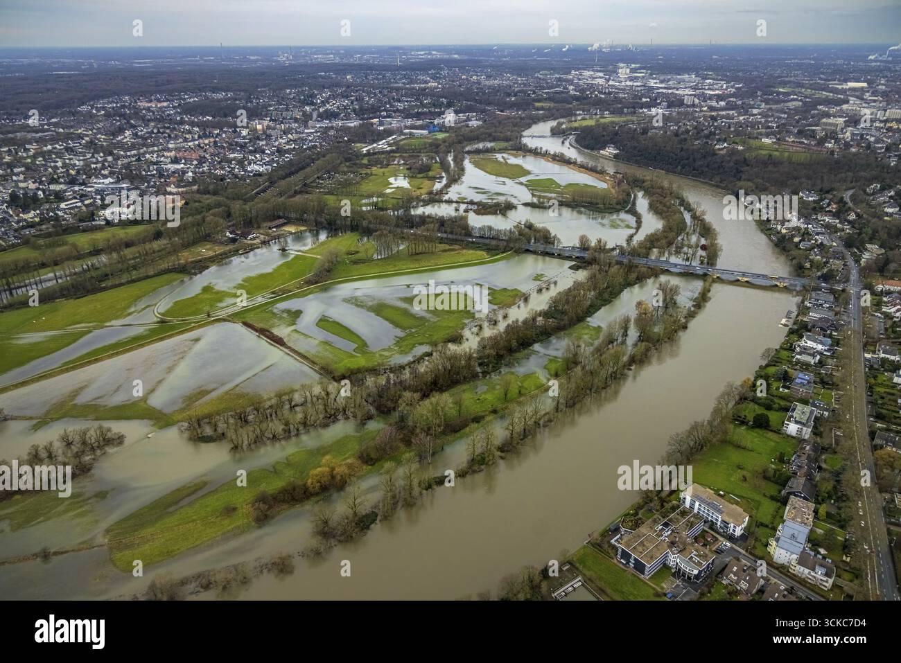Vista aerea, alluvione della Ruhr, alluvione natalizia 2023, il fiume Ruhr trabocca le sue rive dopo forti piogge, area alluvionale Saarn-Mendener Ruhraue, prati e tre Foto Stock