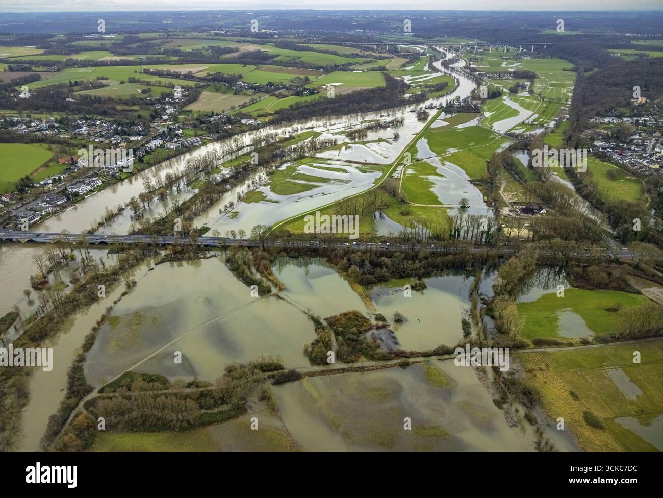 Foto aerea, alluvione della Ruhr, alluvione natalizia 2023, il fiume Ruhr trabocca le sue rive dopo forti precipitazioni, area alluvionale Saarn-Mendener Ruhraue, prati e tr Foto Stock