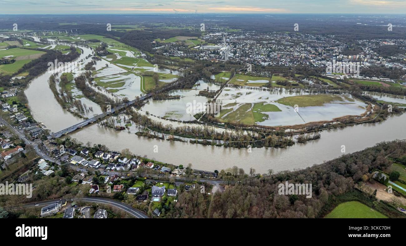 Vista aerea, alluvione della Ruhr, alluvione natalizia 2023, il fiume Ruhr trabocca le sue rive dopo forti piogge, area alluvionale Saarn-Mendener Ruhraue, prati e tre Foto Stock