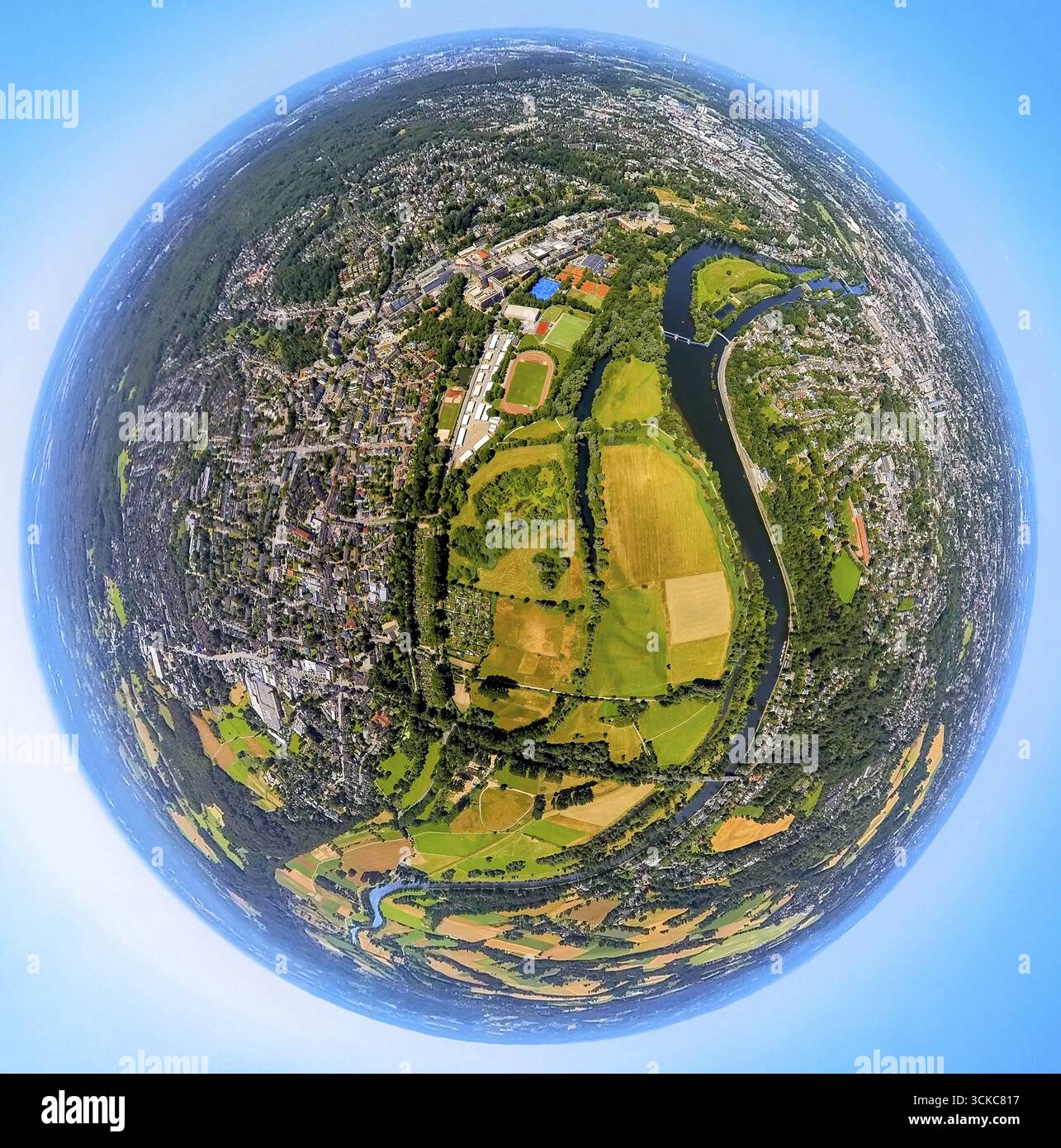 Vista aerea, fiume Ruhr e Saarn-Mendener Ruhraue, struttura sportiva Mintarder Strasse, Globe, fisheye shot, tiro a 360 gradi, Tiny World, Saarn, Muelhe Foto Stock